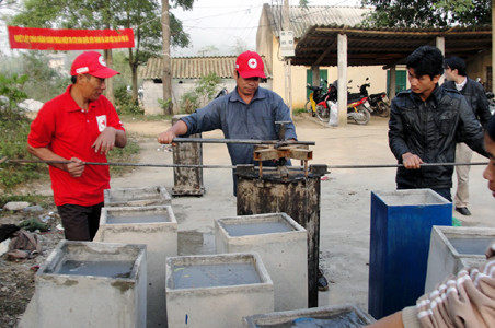 Trong thời gian chưa trả hết nợ, hộ dân không được tự động bán, chuyển nhượng, cầm cố công trình cho người khác. Trường hợp các hộ dân bán, chuyển nhượng nhà, đất có chung hoặc có riêng các công trình này thì phải có cam kết trả nợ (gốc và lãi), được UBND và Ngân hàng Chính sách xã hội xác nhận với nguyên tắc người bán phải trả được nợ. Quyết định có hiệu lực thi hành kể từ ngày 1/5/2014.