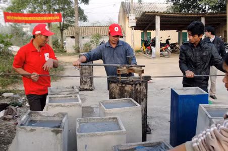 Trong thời gian chưa trả hết nợ, hộ dân không được tự động bán, chuyển nhượng, cầm cố công trình cho người khác. Trường hợp các hộ dân bán, chuyển nhượng nhà, đất có chung hoặc có riêng các công trình này thì phải có cam kết trả nợ (gốc và lãi), được UBND và Ngân hàng Chính sách xã hội xác nhận với nguyên tắc người bán phải trả được nợ. Quyết định có hiệu lực thi hành kể từ ngày 1/5/2014.