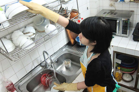 Mức khấu trừ tiền lương hằng tháng do hai bên thỏa thuận nhưng không quá 30% mức tiền lương hằng tháng đối với người lao động không sống tại gia đình người sử dụng lao động; không quá 60% mức tiền lương còn lại sau khi trừ chi phí tiền ăn, ở hằng tháng của người lao động (nếu có) đối với người lao động sống tại gia đình người sử dụng lao động. Nghị định sẽ có hiệu lực thi hành từ ngày 25/5/2014.