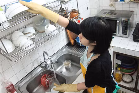 Mức khấu trừ tiền lương hằng tháng do hai bên thỏa thuận nhưng không quá 30% mức tiền lương hằng tháng đối với người lao động không sống tại gia đình người sử dụng lao động; không quá 60% mức tiền lương còn lại sau khi trừ chi phí tiền ăn, ở hằng tháng của người lao động (nếu có) đối với người lao động sống tại gia đình người sử dụng lao động. Nghị định sẽ có hiệu lực thi hành từ ngày 25/5/2014.