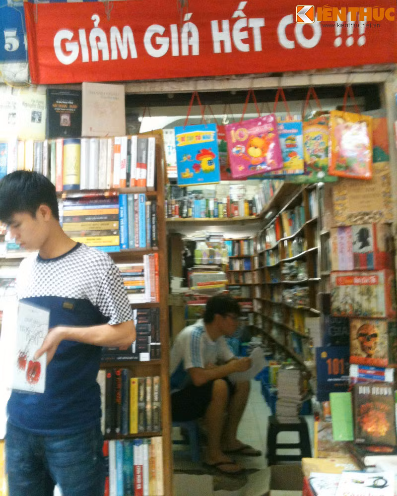 Nhiều cửa hàng sách trên phố Đinh Lễ giảm giá bán. Ảnh: Hải Sơn.