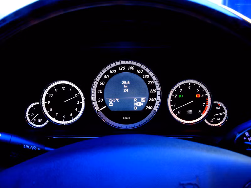 Mức tiêu hao nhiên liệu theo số liệu cung cấp từ nhà sản xuất là từ 9.1 - 9.4 (lít/100km) đường hỗn hợp. Mức tiêu thụ nhiên liệu này tuy khá cao nhưng với động cơ V6 3L thì điều đó cũng có thể chấp nhận được. E-class gặt hái được nhiều thành công cả về doanh thu lẫn về mặt giải thưởng. Đây được coi là át chủ bài của Mercedes trên phân khúc sedan hạng sang.