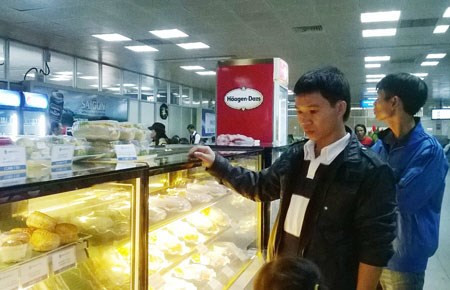 Nhiều người vẫn than phiền về giá đồ ăn tại sân bay. Ảnh minh họa