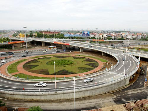 Cầu Vĩnh Tuy không chỉ là cây cầu rộng nhất Việt Nam, mà còn giành các kỷ lục khác như: cây cầu hiện đại vào bậc nhất Việt Nam, cây cầu có kết cấu chuỗi nhịp chính vượt sông lớn nhất là 8 nhịp liên tục, đúc hẫng dài và chiều dài cầu chính, cầu dẫn bằng bê tông và bê tông cốt thép dự ứng lực dài nhất...