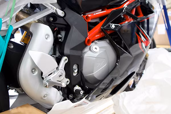 Ốp pô chống nóng và dàn khung sườn màu đỏ. F4 RR được trang bị động cơ 4 xi-lanh, đạt tốc độ tối đa 298 km/h, sản sinh công suất đến 200,8 mã lực, trong khi đó F4 & F4 R đạt 195 mã lực.