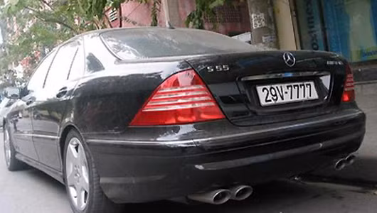 Một trong 2 chiếc Mercedes S55 AMG, thuộc lô xe nhập khẩu phục vụ ASEM năm 2004, sau đó đã được đăng ký tại Hà Nội với biển tứ quý 7. Biển này được coi là còn đẹp chẳng kém gì biển tứ quý 9 vì cộng tổng có đuôi là 8 (Phát).