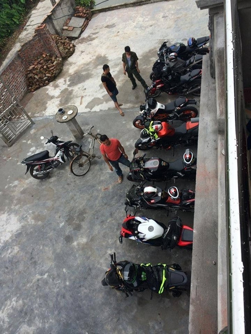 Một thành viên của câu lạc bộ chia sẻ: Trên đường đi giao lưu với câu lạc bộ xe phân khối lớn Hải Dương, đoàn đã tranh thủ ghé thăm nhà Lệ Rơi.