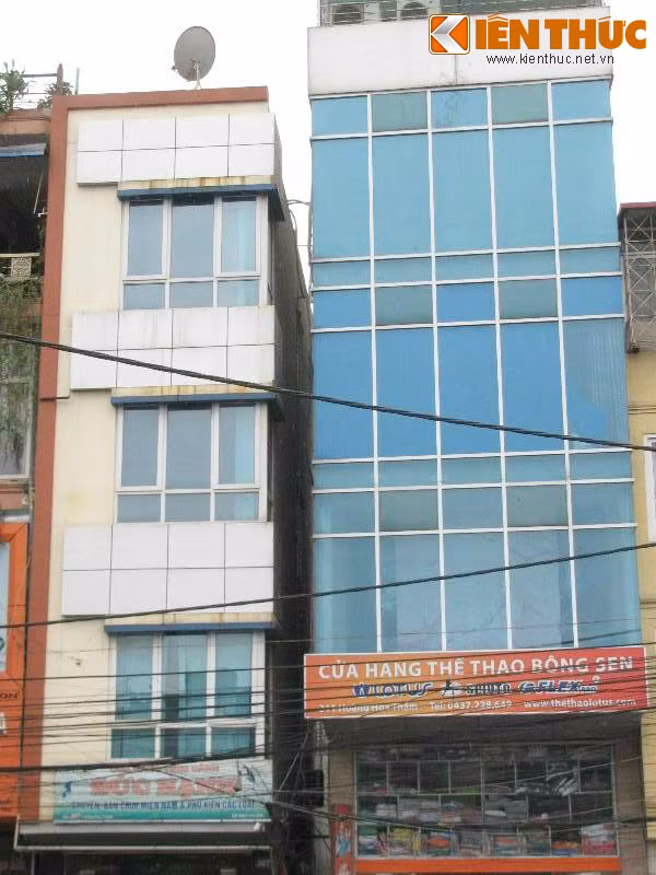 Người đi đường cũng không khỏi chú ý với hai ngôi nhà ống dạng này trên đường Hoàng Hoa Thám (quận Ba Đình)...