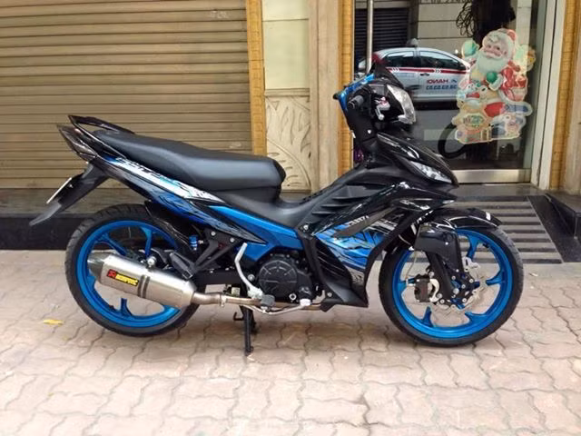 Xe độ pô Akrapovic cực hầm hố.