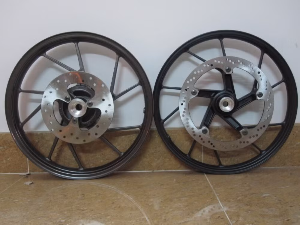 Mâm Raider là "đồ chơi" quen thuộc của dân độ xe Việt với thiết kế 5 chấu đẹp mắt, tạo sự nhẹ nhàng và phù hợp với nhiều loại xe. Cặp mâm này có giá gần 4 triệu đồng.