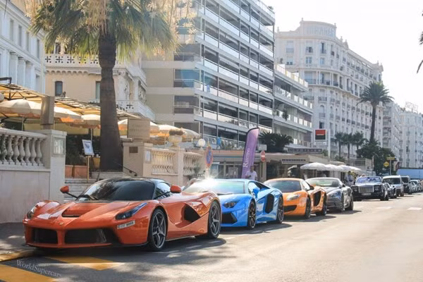 Như vậy một showroom ở Bỉ rao bán chiếc LaFerrari màu trắng khoảng 2 triệu USD vẫn là rẻ vì cung không đủ cầu cho các khách sộp.
