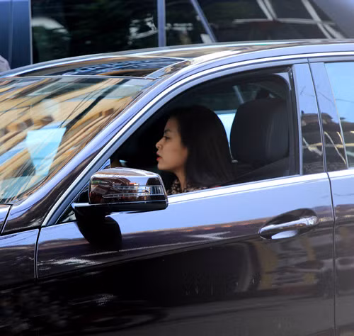 Chiếc xe hiện gắn bó với ca sĩ - diễn viên Hoàng Thùy Linh là Mercedes E-Class đời 2012. Chiếc xe thường xuyên theo cô đến tham dự các sự kiện hay đi dạo phố, đưa đón bạn bè.