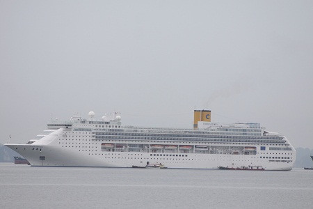 Trước đó, du thuyền 5 sao Costa Classica mang theo 1.600 khách cũng lần đầu đến Việt Nam tham quan theo hành trình TP.HCM - Nha Trang - Đà Nẵng - Hạ Long, vào tháng 4/2009.