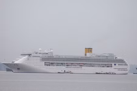 Trước đó, du thuyền 5 sao Costa Classica mang theo 1.600 khách cũng lần đầu đến Việt Nam tham quan theo hành trình TP.HCM - Nha Trang - Đà Nẵng - Hạ Long, vào tháng 4/2009.