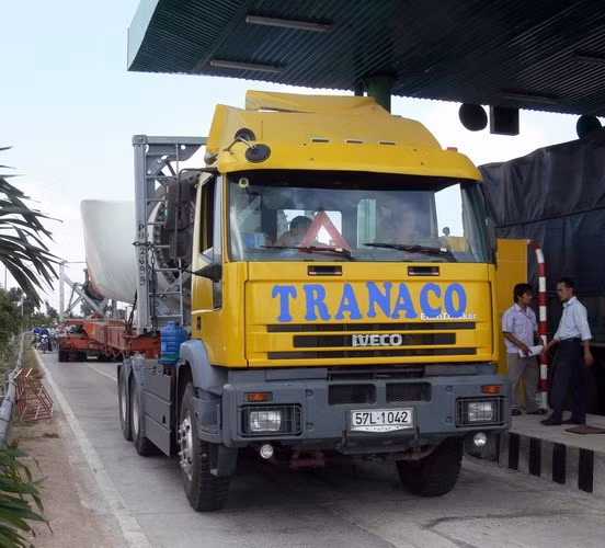 Xe CSGT dẫn đường cho đoàn xe quá tải vào khúc quanh vào Trạm thu phí Sông Phan (Bình Thuận).