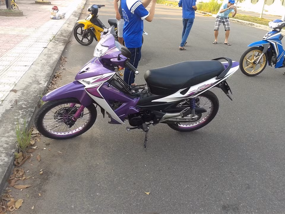 Xe đã lên vỏ phuộc Trusty cũng màu tím. Chiếc xe độ đơn giản nhưng không đụng hàng với những chiếc Wave trước đây, mang lại những trải nghiệm thú vị cho người cầm lái. Nguồn ảnh: Chợ VNRCB.