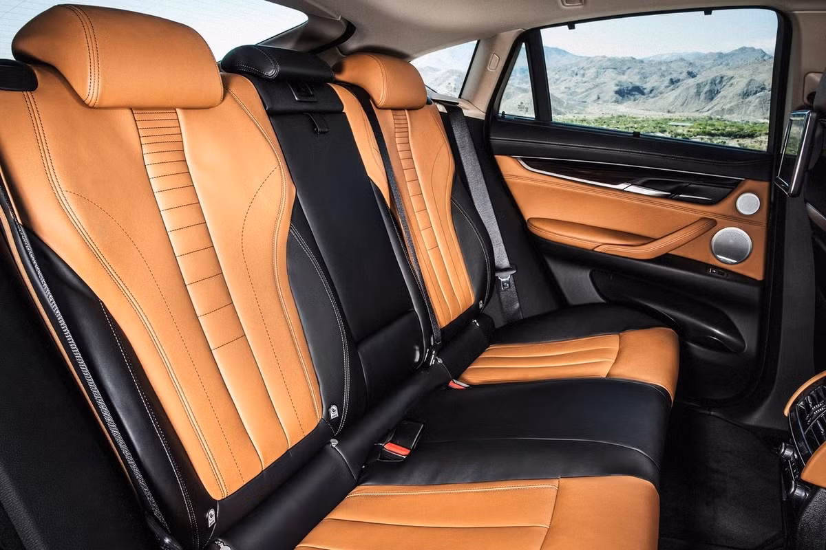 ... Hệ thống giải trí iDrive tiêu chuẩn kèm màn hình hiển thị 10,2 inch, hệ thống nút bấm Driving Dynamic Control, bảng điều khiển công nghệ back-panel, hệ thống đèn LED làm đường bao xung quanh nội thất...