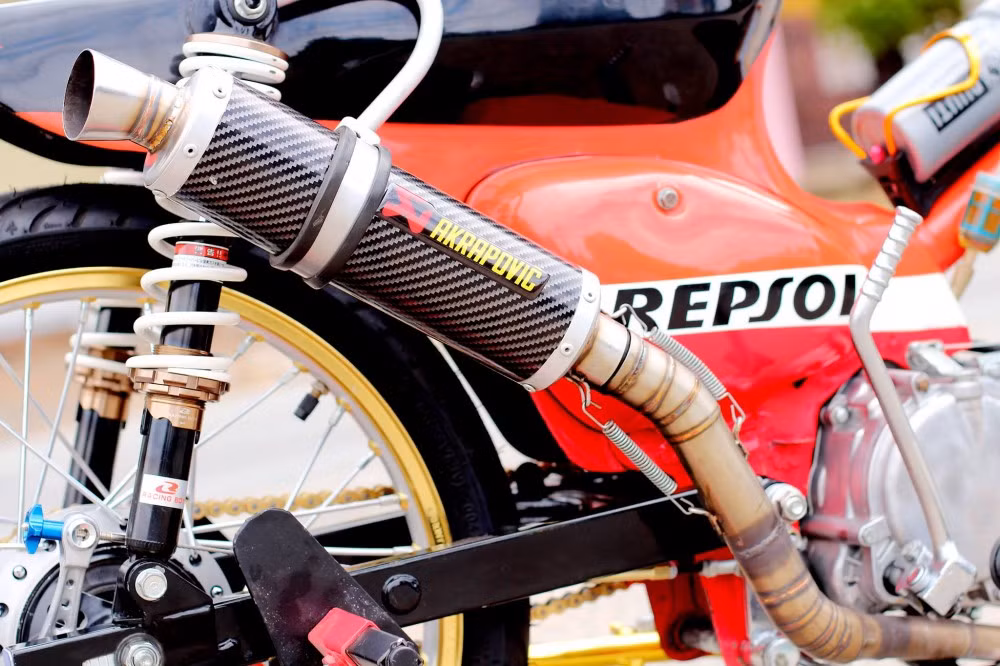 Cây pô độ dán tem Akrapovic.