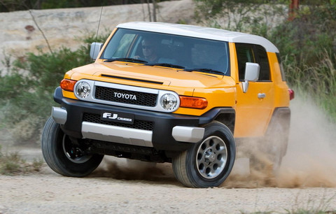 Toyota FJ Cruiser giá gốc 29.785 USD: FJ có đủ khí chất để sánh ngang hàng với dòng xe Jeeps, vốn được sinh ra cho off-road, nhờ vào các bánh xe “cơ bắp” khỏe khoắn cùng hệ thống chống trượt vi sai. 2014 là năm cuối cùng dòng xe này được sản xuất, bạn cần phải nhanh tay nếu muốn sở hữu một chiếc FJ cho riêng mình.