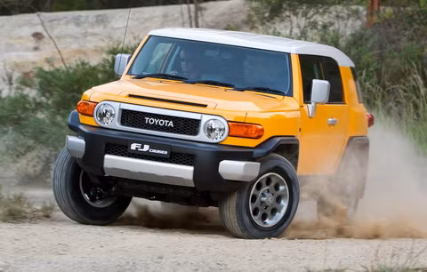 Toyota FJ Cruiser giá gốc 29.785 USD: FJ có đủ khí chất để sánh ngang hàng với dòng xe Jeeps, vốn được sinh ra cho off-road, nhờ vào các bánh xe “cơ bắp” khỏe khoắn cùng hệ thống chống trượt vi sai. 2014 là năm cuối cùng dòng xe này được sản xuất, bạn cần phải nhanh tay nếu muốn sở hữu một chiếc FJ cho riêng mình.