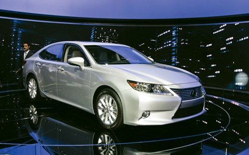 2014 Lexus ES 350 gọn gàng và bóng bẩy.