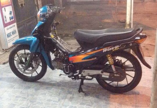 Tổng thể chiếc xe nhìn rất chắc chắn. Các tín đồ mê Wave dễ dàng nhận ra những món đồ chơi sành điệu trang trí trên xe.