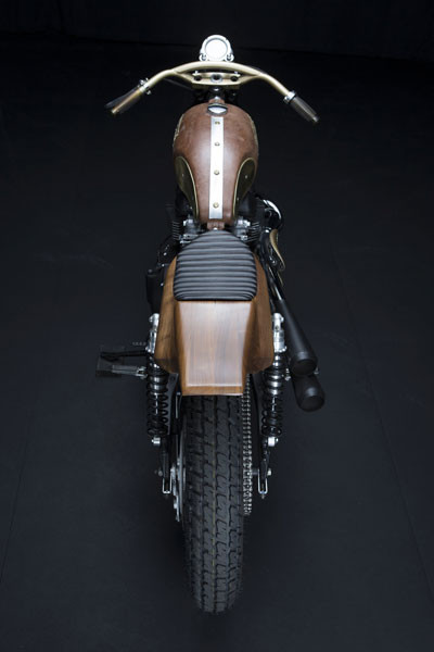 Sarah tự mình thiết kế phần lớn chiếc Triumph Scrambler độ của mình. Kết quả là một chiếc xe độ mang đậm chất cổ điển với phong cách động cơ hơi nước không lẫn vào đâu.