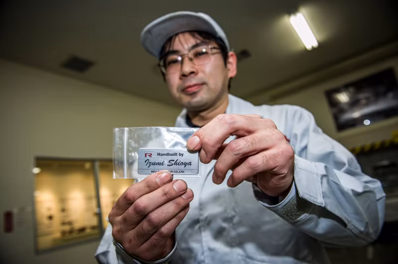 Tại nhà máy Yokohama của Nissan, chỉ có 4 Takumi có "thẩm quyền" khắc tên của họ lên trên sản phẩm mang tính biểu tượng của công ty.