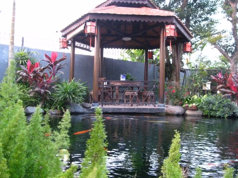 Sân vườn còn thiết kế chòi nghỉ, đây là nơi dừng chân và thưởng thức trà đạo, đàm đạo về cá Koi của chủ nhà và khách thăm vườn.