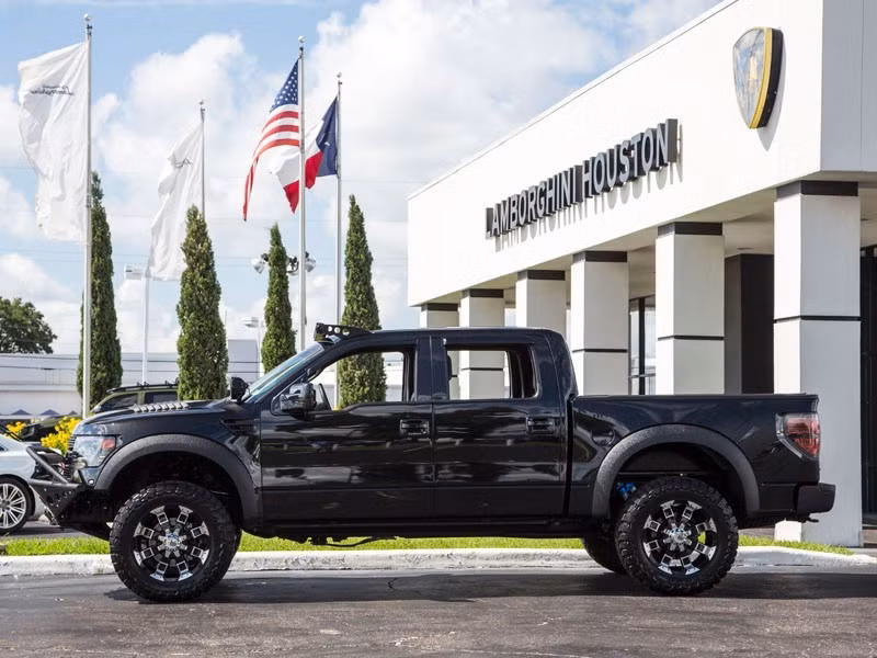 Lazang đa chấu cũng làm bằng hợp kim sáng loáng.