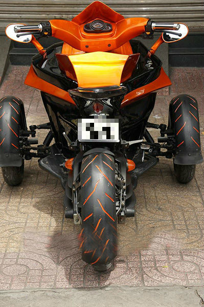 Chiếc xe thuộc hàng độc này đi tới đâu cũng thu hút sự chú ý của nhiều người. Hiện tại, xe đang được chủ nhân rao bán với giá 60 triệu đồng. Ảnh: Motosaigon.