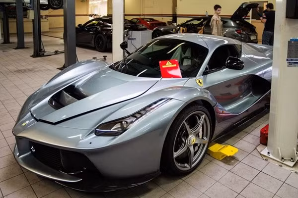 Trước khi LaFerrari xuất hiện thì Bugatti Veyron nổi tiếng là siêu xe triệu đô có nhiều màu sắc lựa chọn và phối hợp nhất khi cho phép người mua thoải mái đưa ra bất cứ yêu cầu về màu sơn.
