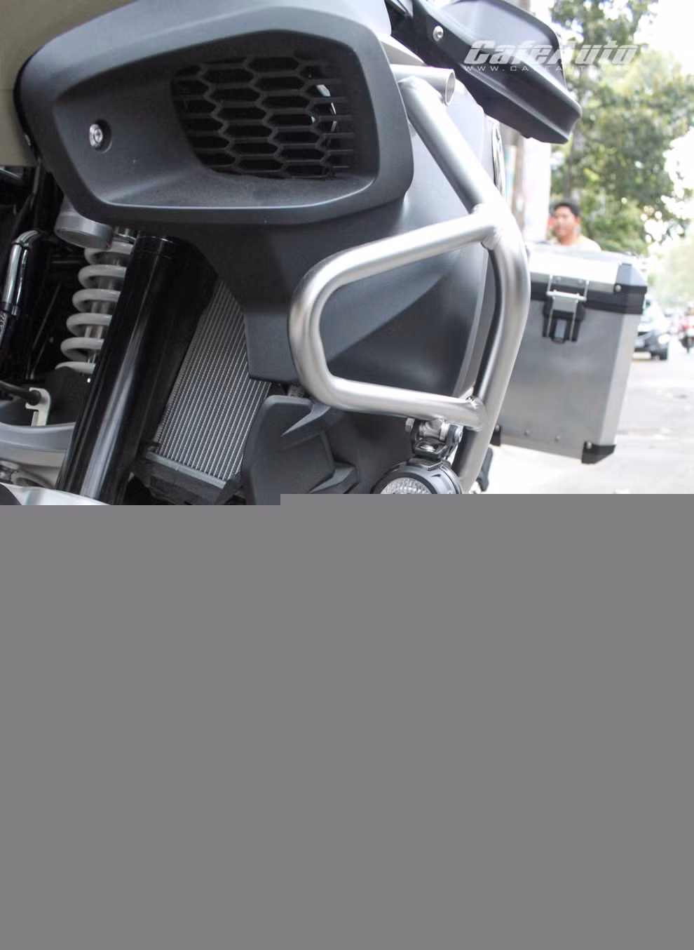 Tại thị trường Mỹ, để sở hữu "Vua địa hình" R1200GS Adventure 2014 này, bạn cần phải tốn ít nhất 18.200 USD. Mẫu xe này được cửa hàng mô tô Huyền Lan (TP HCM) nhập về từ Đức với màu sơn xanh quân đội lạ mắt.