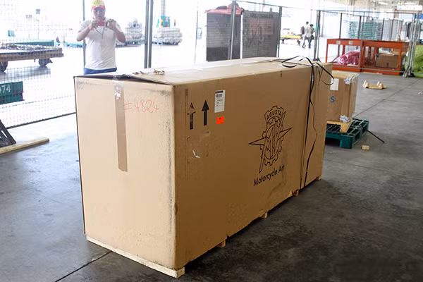 Trưa 19/7, siêu xe này đã cập cảng Sài Gòn trong niềm hân hoan chờ đón của rất nhiều tín đồ mê xe phân khối lớn. Hãng MV Agusta đã tốn nhiều tháng trời để cho ra đời 3 phiên bản khác nhau nhưng có chung DNA là F4, F4R và F4RR dành cho những đối tượng khách hàng khác nhau. Trong đó, F4 RR ABS là phiên bản cao cấp nhất. Ảnh: Kiện hàng siêu môtô chờ chủ nhân đập hộp.