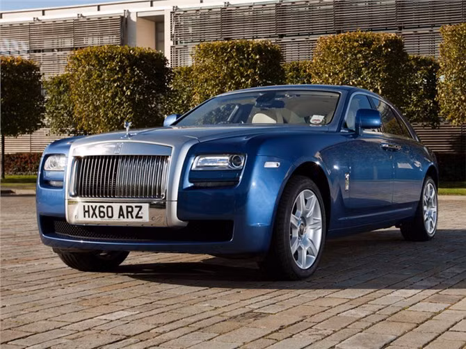 Rolls-Royce Ghost 2014 có giá 303.300 USD: Về sức mạnh, Rolls-Royce Ghost được trang bị khối động cơ 6.6 lít V12.