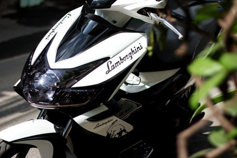 Một chiếc AirBlade đầu nhỏ với bộ tem đấu phong cách Lamborghini cùng chóa đèn khói.