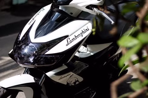 Một chiếc AirBlade đầu nhỏ với bộ tem đấu phong cách Lamborghini cùng chóa đèn khói.