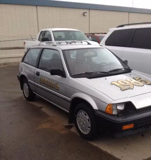 Đây quả là trường hợp hiếm có khi một chiếc xe đời cũ còn mới từng trưng bày trong showroom đến bây giờ vì lý do kho chứa hết chỗ để nên đại lý quyết định rao bán.