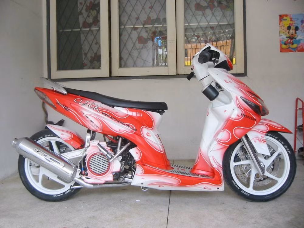 Một dân chơi người Thái Lan vừa độ thành công chiếc xe đời cũ Honda Click 110 với bộ áo hoàn toàn mới, rực rỡ và đầy mê hoặc. Đây là dòng xe được nhà sản xuất thiết kế dành riêng cho phái nữ nhưng lại được không ít chàng trai yêu mến bởi sự gọn nhẹ, thanh thoát của nó khi lưu thông trên đường phố.