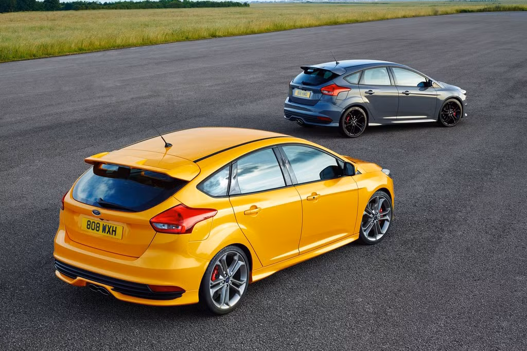 Focus ST 2015 trang bị nhiều công nghệ mới như: hệ thống lò xo phía trước và hệ thống giảm xóc thể thao cả phía trước và phía sau kết hợp với các thanh chống lật từ các phiên bản thế hệ trước. Những cải tiến này giúp Focus ST 2015 có được hiệu suất vận hành tốt hơn.