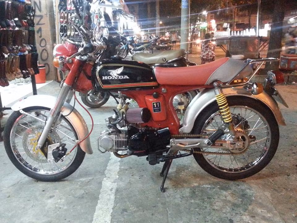 Xe cũng được trang bị thắng đĩa trước với dĩa YaZ. Chiếc xe toát lên vẻ hầm hố và cá tính.