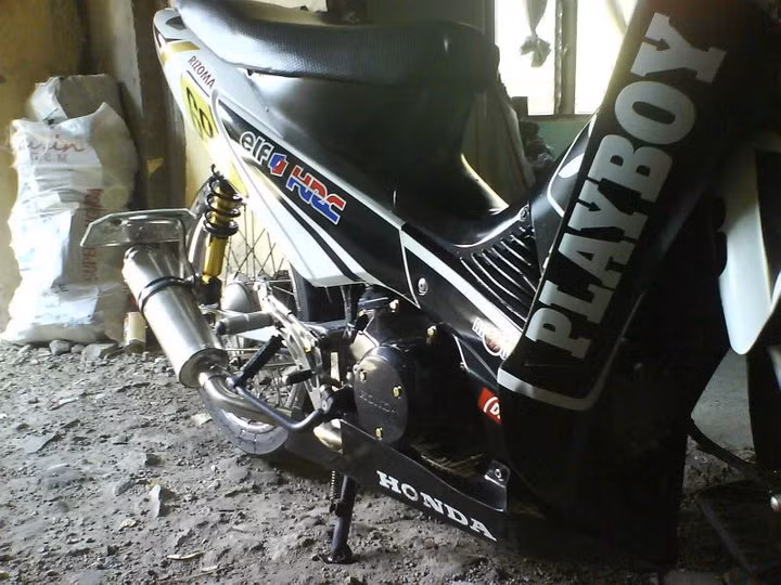 Chữ "Playboy" to đùng gắn trên bửng phải và nhiều vị trí khác trên xe. Xe đi bộ số gãy gọn nhẹ.