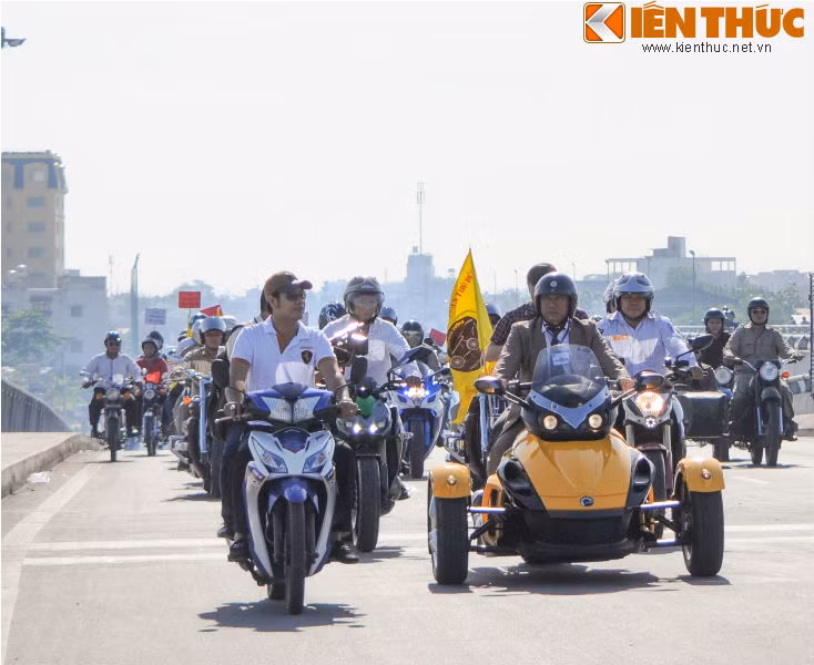 Dẫn đầu đoàn xe là dàn mô tô khủng của Câu lạc bộ Mô tô Tân Bình và Bình Thạnh với các loại xe như: Can-Am, Harley - Davidson, Z1000, CBR 1000...
