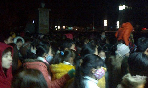 Hang nghin cong nhan thuc trang dem doi thuong Tet-Hinh-2