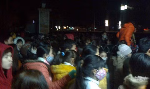 Hang nghin cong nhan thuc trang dem doi thuong Tet-Hinh-2