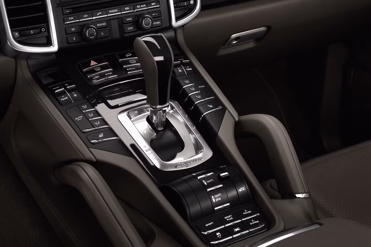 Những trang bị đáng chú ý trên Porsche Cayenne S bao gồm: Hệ thống đèn pha Bi-Xenon, đèn lái ban ngày gồm 4 bóng LED tích hợp trong đèn pha, đèn định vị và đèn xi nhan với công nghệ LED, nút "Sport" trên bảng điều khiển, tay lái thể thao đa chức năng bọc da, hệ thống máy tính, kiểm soát hành trình tự động, ghế ngồi phía trước điều chỉnh điện 8 hướng, khoang hành lý dung tích 670 lít, nếu gập ghế là 1.780 lít...