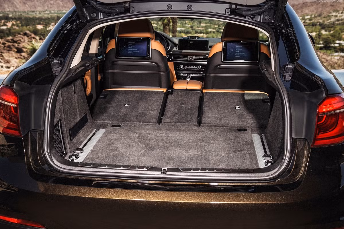 BMW X6 2015 có giá bán từ 61.900 USD cho phiên bản xDrive35i và 72.900 USD cho phiên bản xDrive50i.