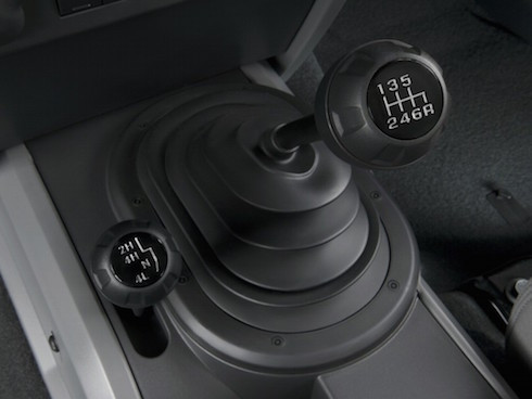 Trên xe có 4WD, người lái có thể chuyển chế độ dẫn động bằng cần gạt hay nút bấm.