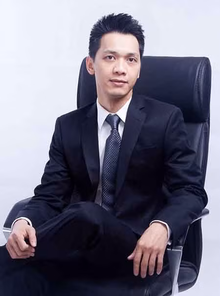 Trần Hùng Huy sinh năm 1978, hiện là Chủ tịch HĐQT Ngân hàng TMCP Á Châu (ACB). Anh có bằng tiến sĩ kinh tế, thạc sĩ quản trị kinh doanh của những đại học danh tiếng ở Mỹ. Sở hữu gương mặt thông minh, vầng trán cao, ánh mắt cương trực, Trần Hùng Huy trở thành mẫu người đàn ông mơ ước của nhiều cô gái.