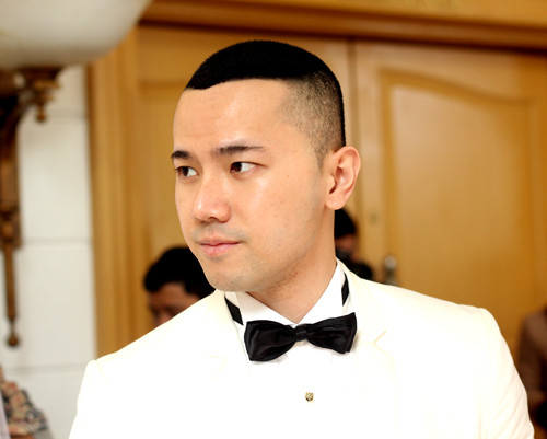 Đẹp trai và giàu có không thua kém Louis Nguyễn chính là doanh nhân Đông Dương - chồng Á hậu Thùy Trang. Đông Dương sinh năm 1986, sở hữu chiều cao 1m78 cùng vóc dáng cân đối, cuốn hút. Có người còn ví Đông Dương đẹp trai ngang ngửa tài tử Lee Min Ho của Hàn Quốc.